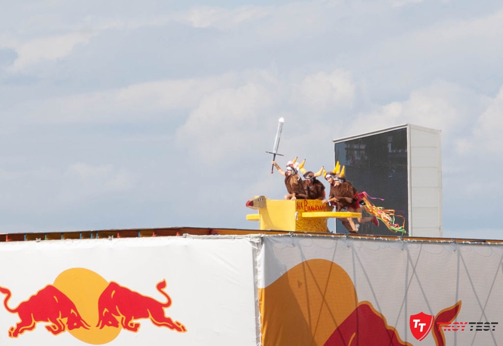 Чудаки в воздухе: репортаж с Red Bull Flugtag 2019